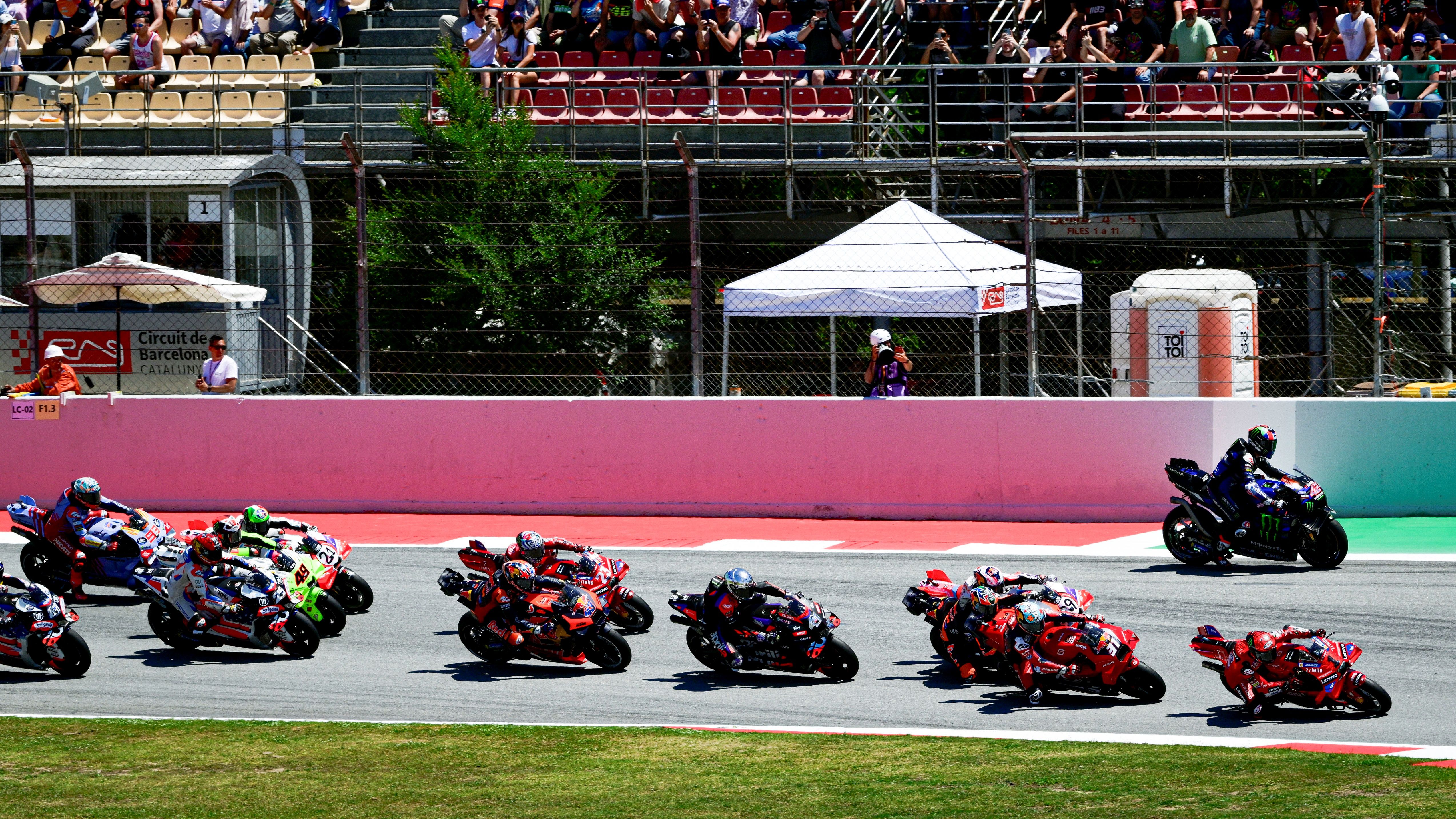 Pecco Bagnaia comanda la salida y Álex Rins se va larguísimo, MotoGP Catalunya 2024