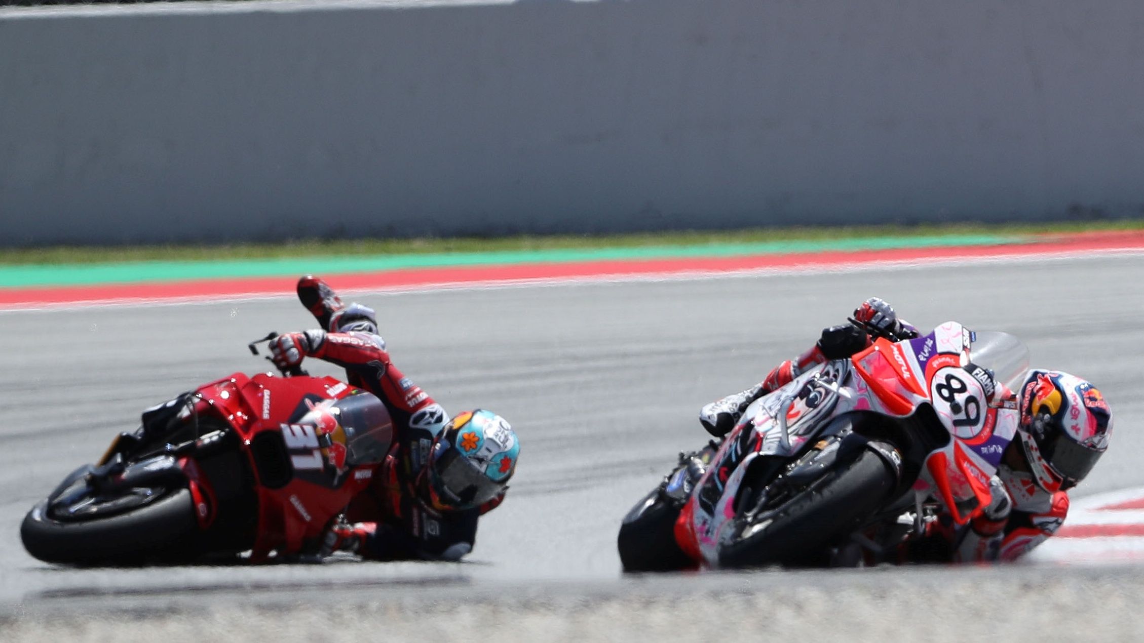 Pedro Acosta se cae cuando trata de seguir a Jorge Martín, MotoGP Catalunya 2024