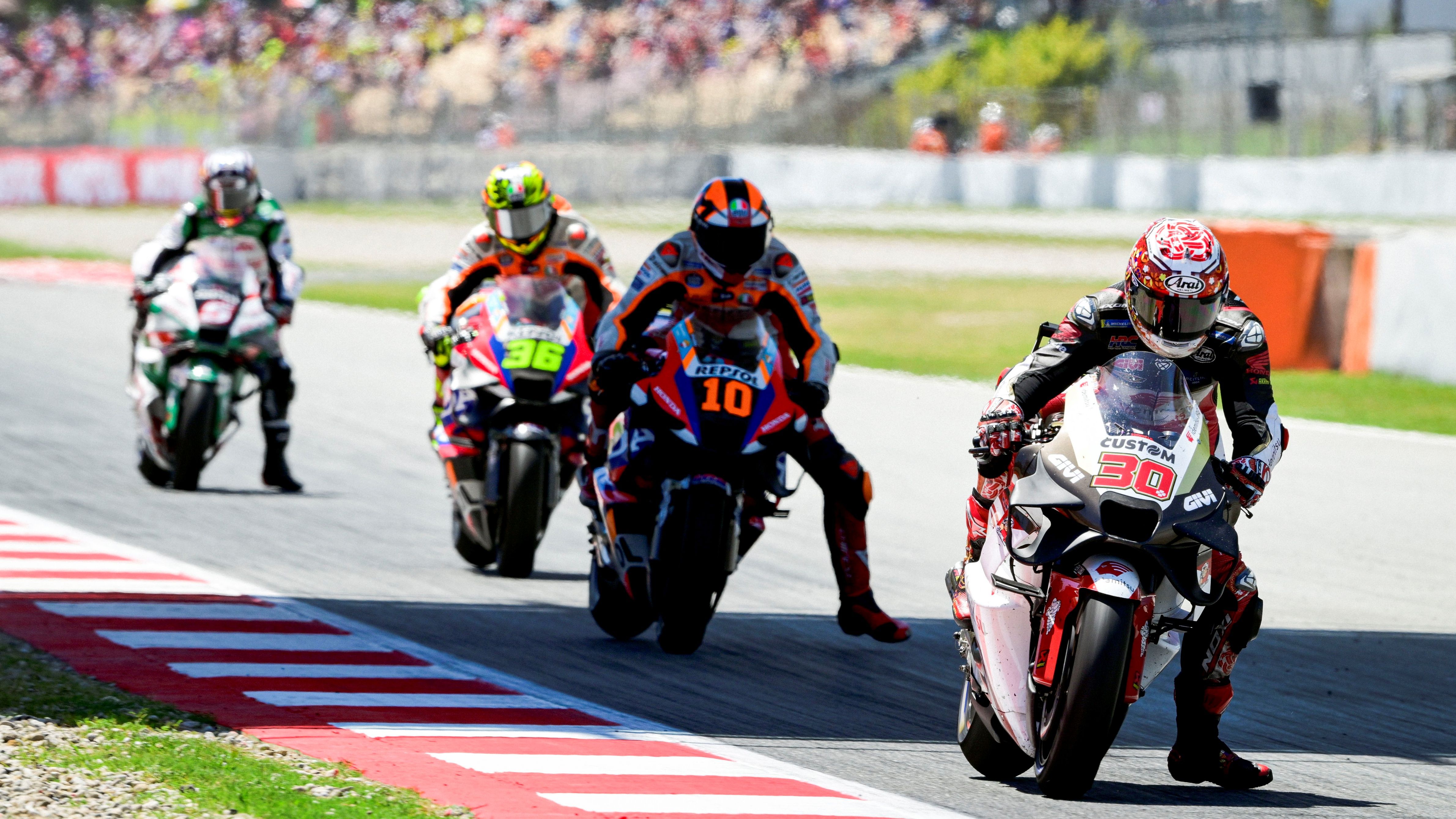 Takaaki Nakagami delante de Luca Marini, Joan Mir y Johann Zarco, MotoGP Catalunya 2024