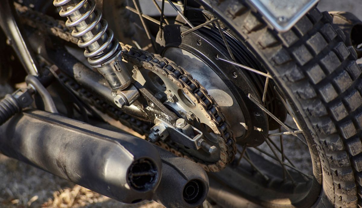 Por qué la cadena de mi moto suena