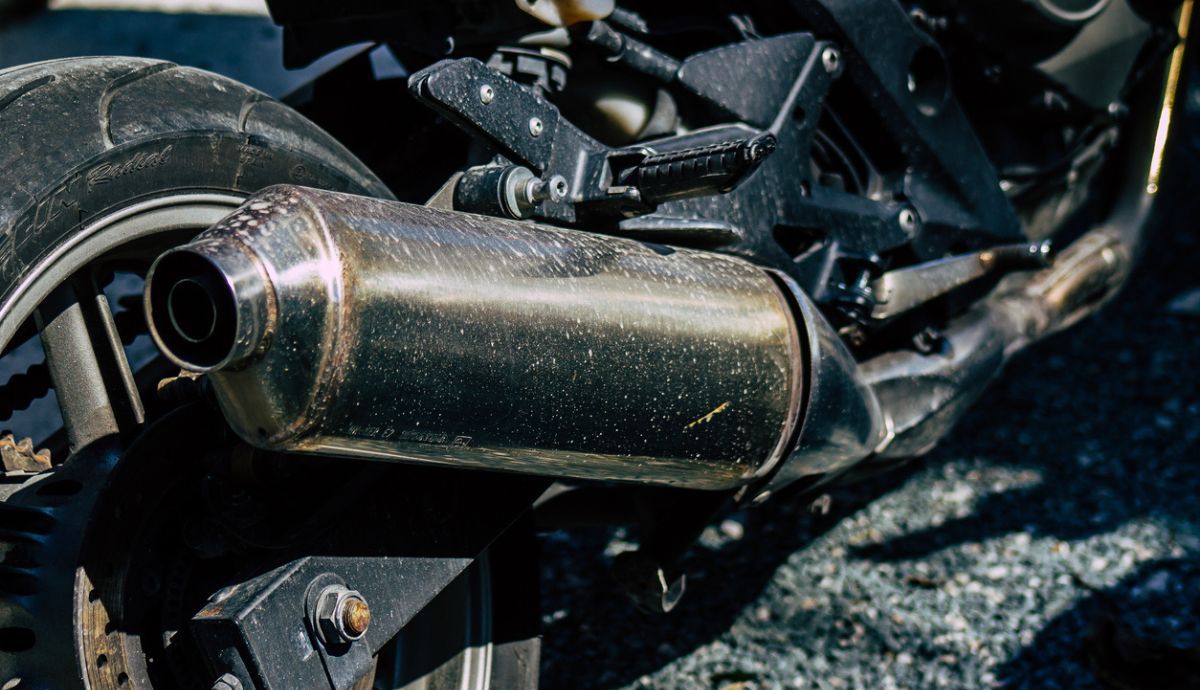 Por qué pierde aceite por el escape la moto