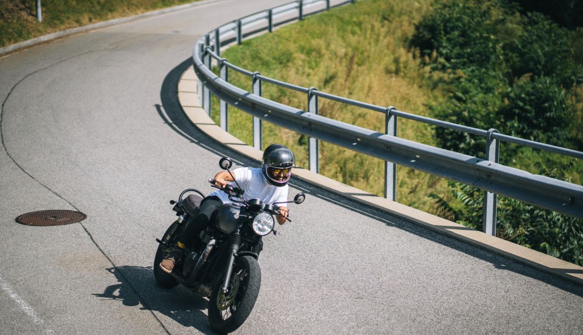 Debes acelerar en curvas con la moto