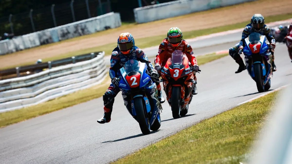Yuki Okamoto seguido por Ryo Mizuno y Katsuyuki Nakasuga