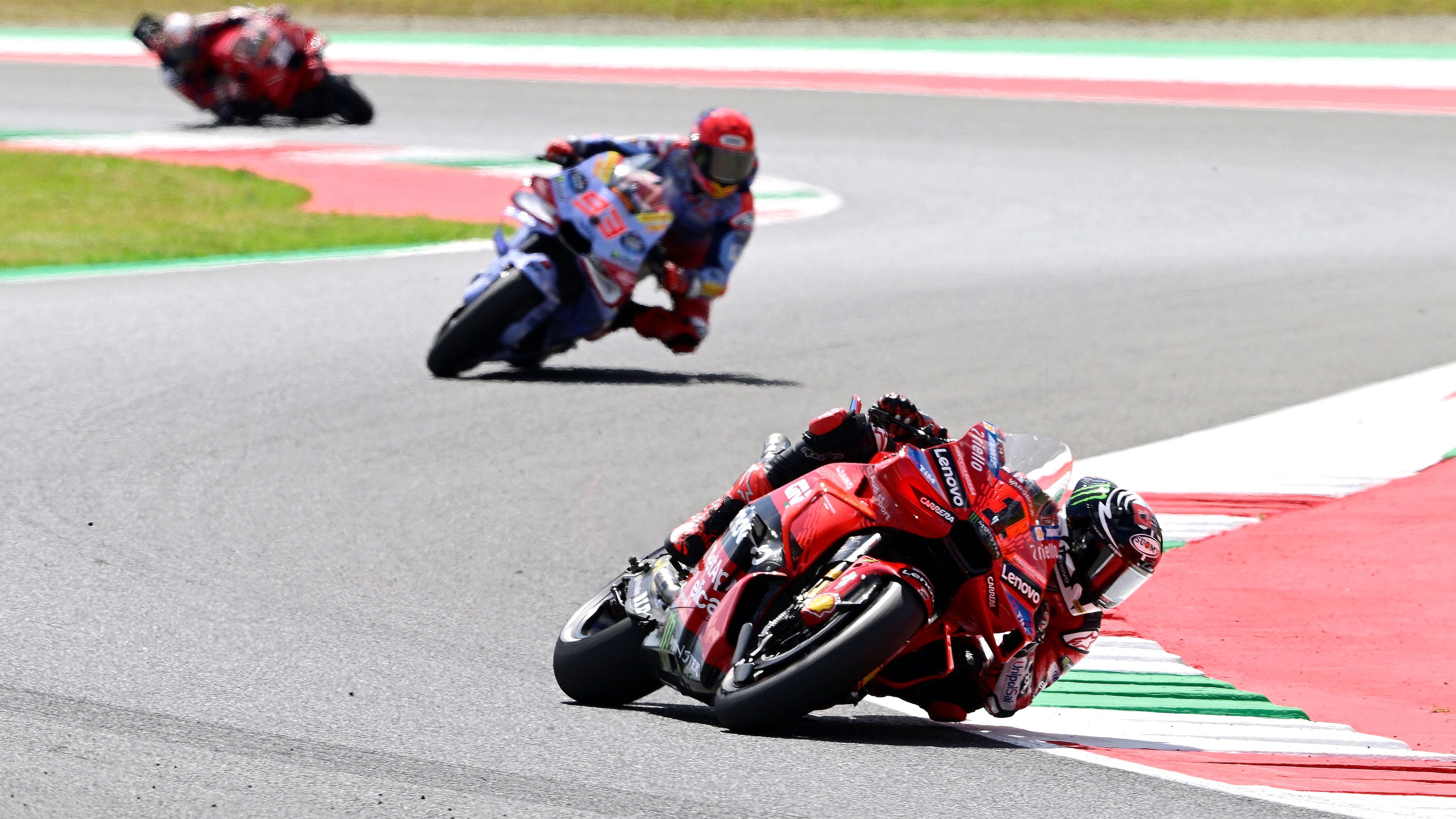 Pecco Bagnaia contiene a Marc Márquez para ganar el Sprint de Mugello