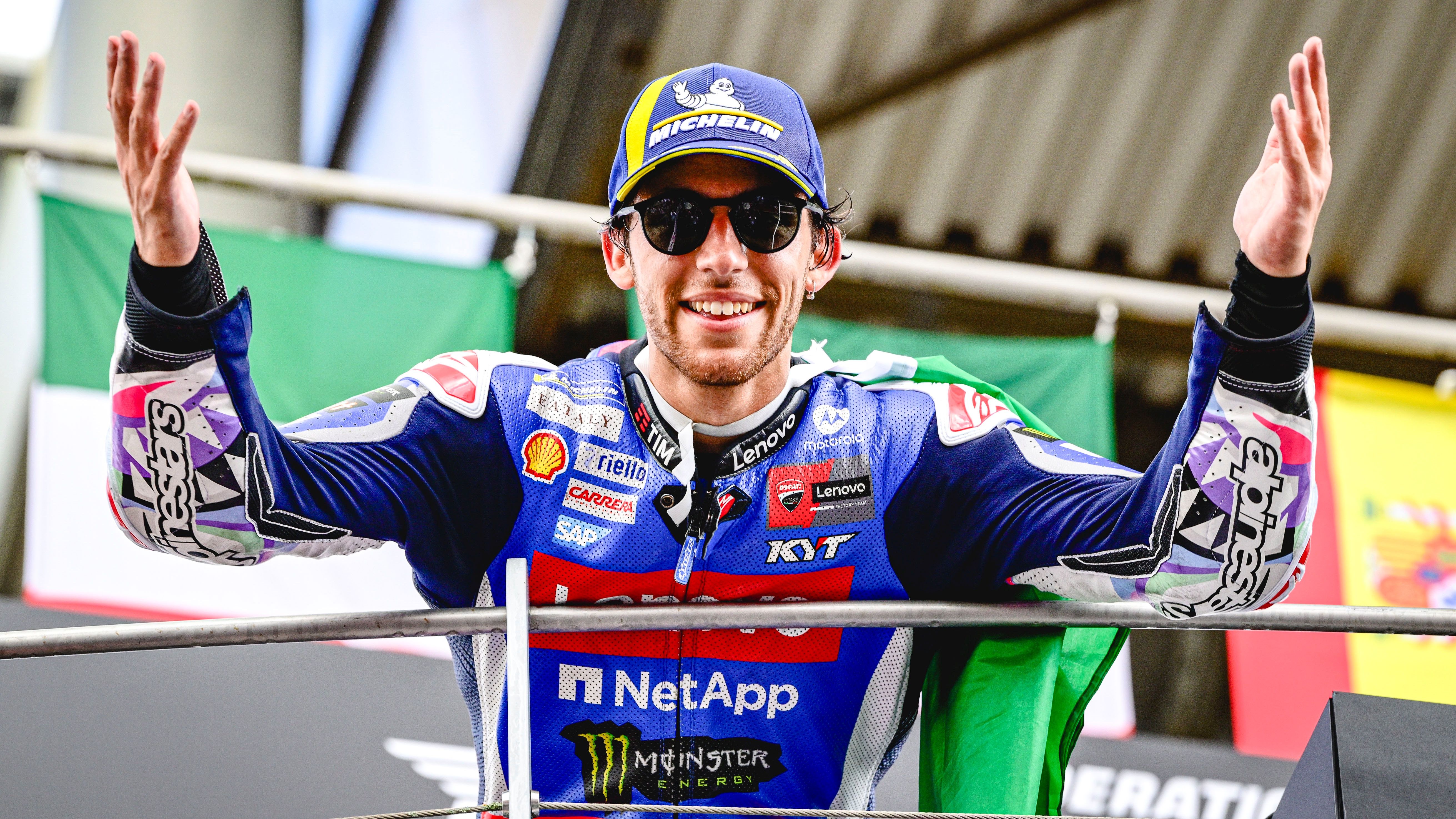 Enea Bastianini festeja su podio en Mugello