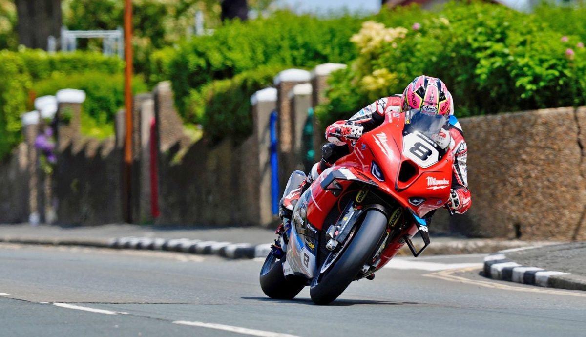 Davey Todd comenzó liderando el IOMTT Superbike 2024