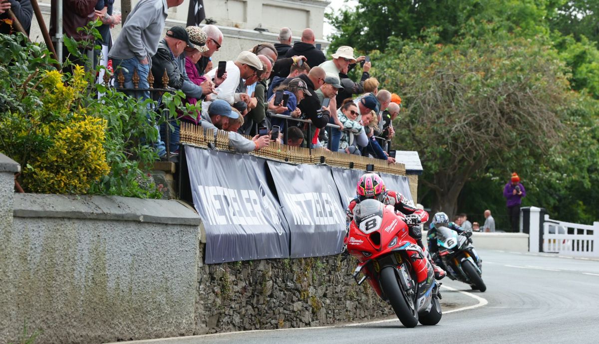Davey Todd perseguido por Michael Dunlop en la carrera de SBK