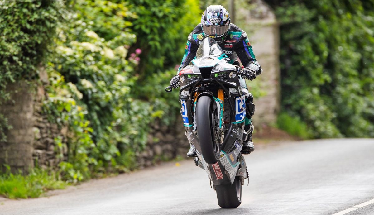 Michael Dunlop se quedó sin podio pero batió el récord de vuelta del TT en Superbike