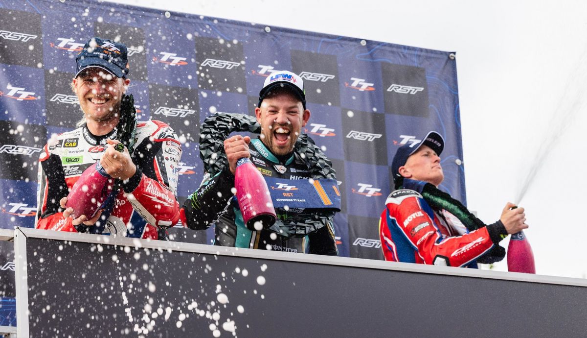 Peter Hickman, Davey Todd y Dean Harrison en el podio el TT Superbike 2024