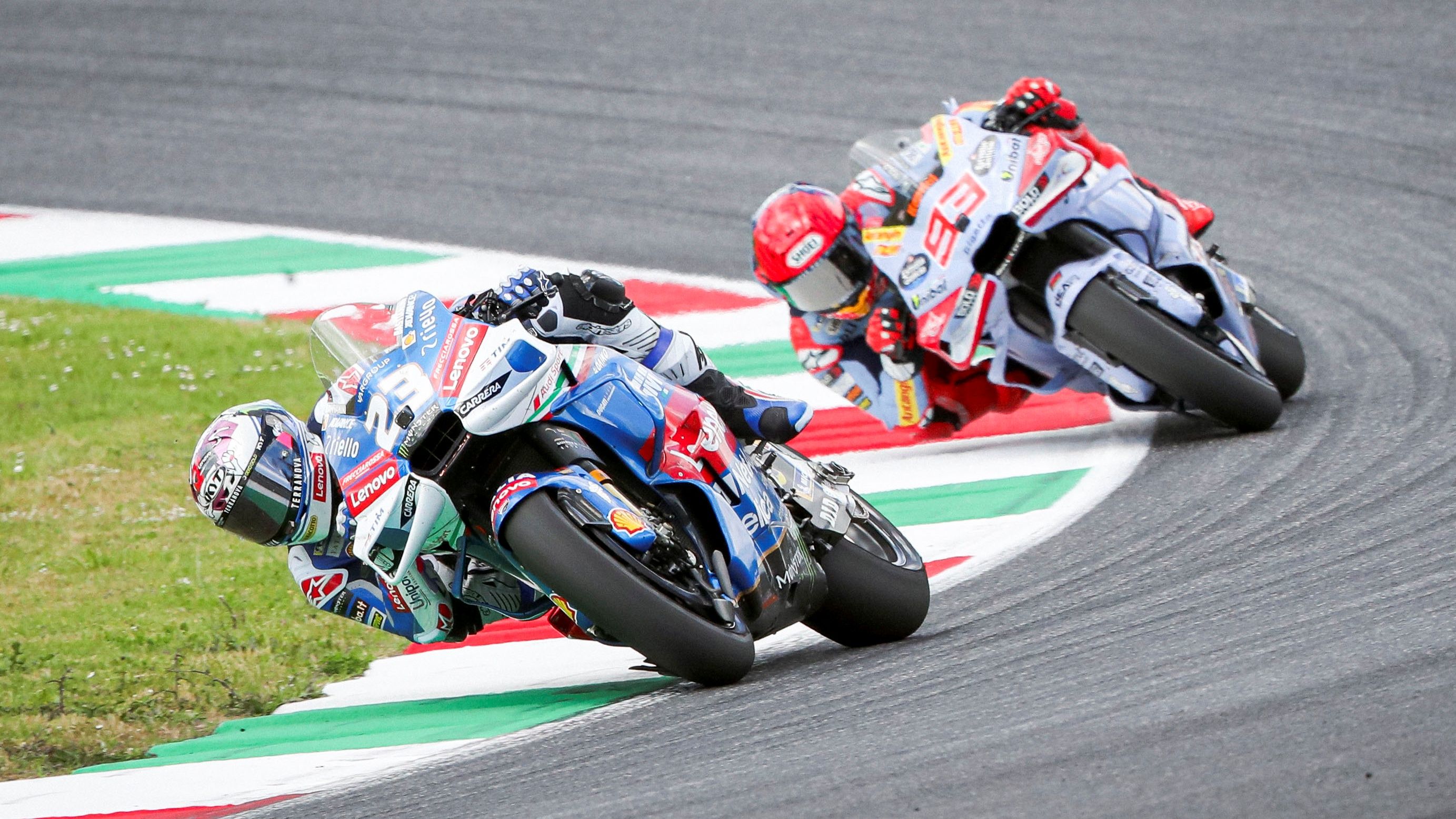 Enea Bastianini perseguido por Marc Márquez, MotoGP Italia 2024