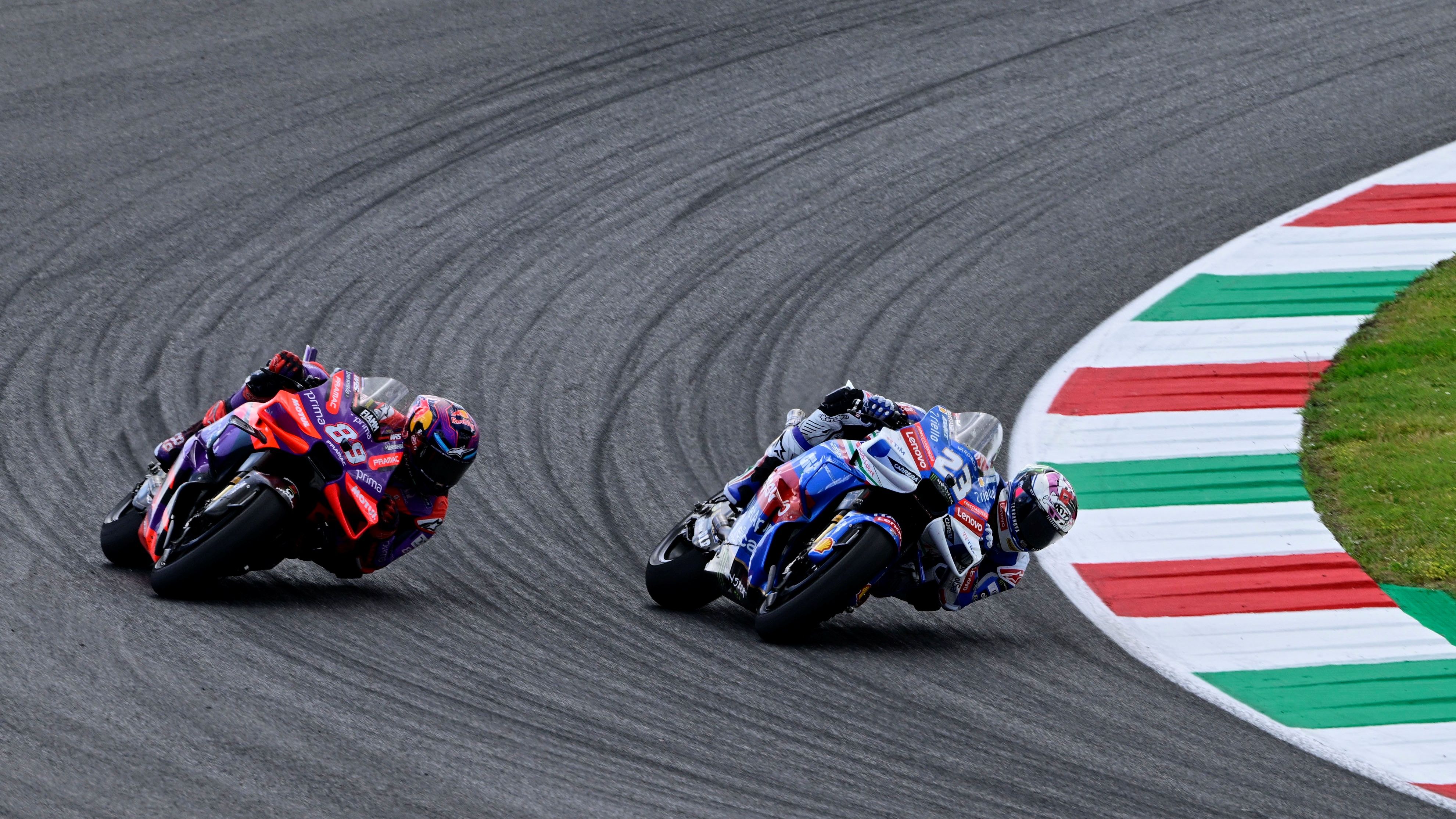 Enea Bastianini supera a Jorge Martín en la última curva, MotoGP Italia 2024
