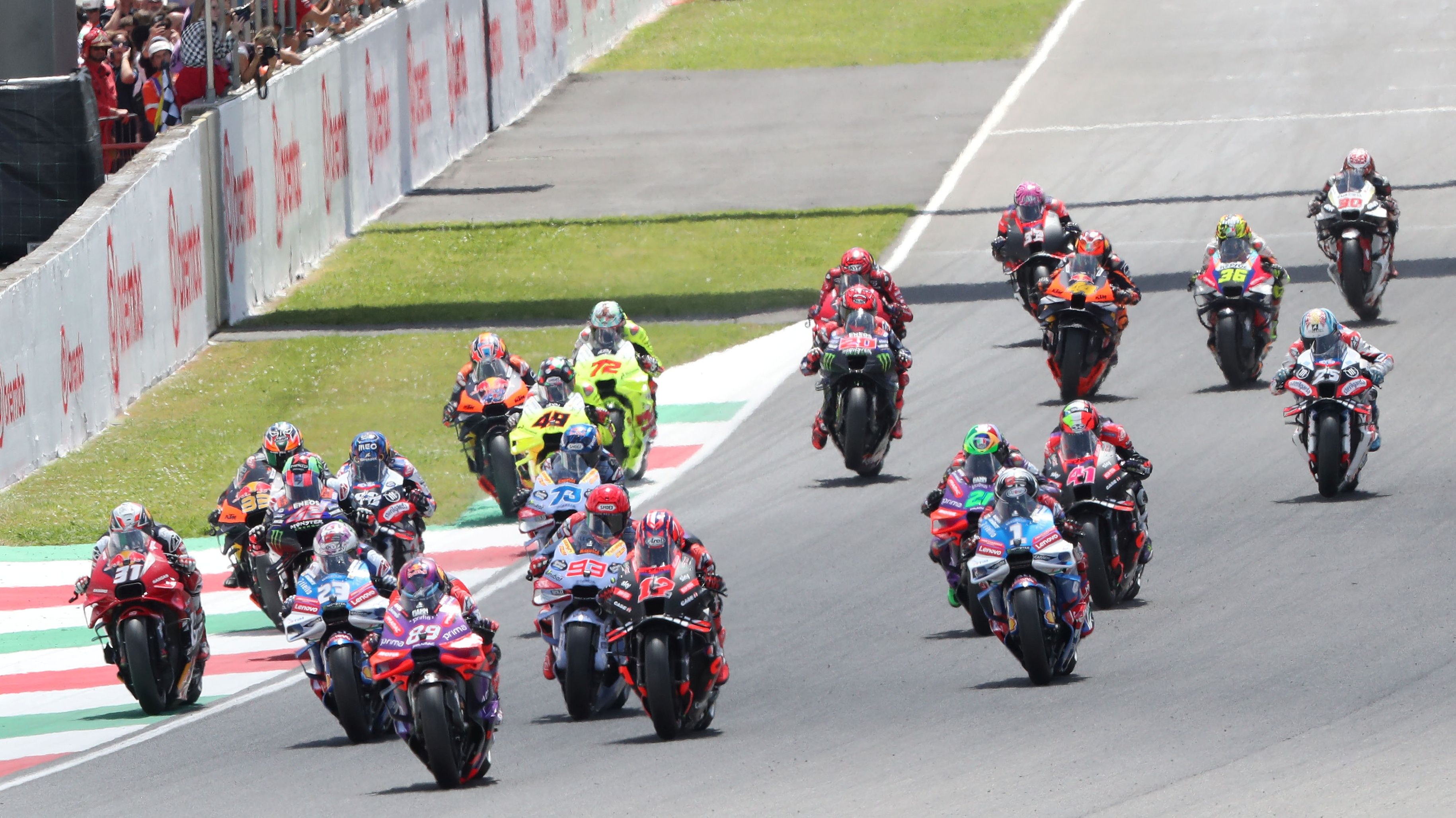 Jorge Martín lidera antes de llegar a la primera curva, MotoGP Italia 2024