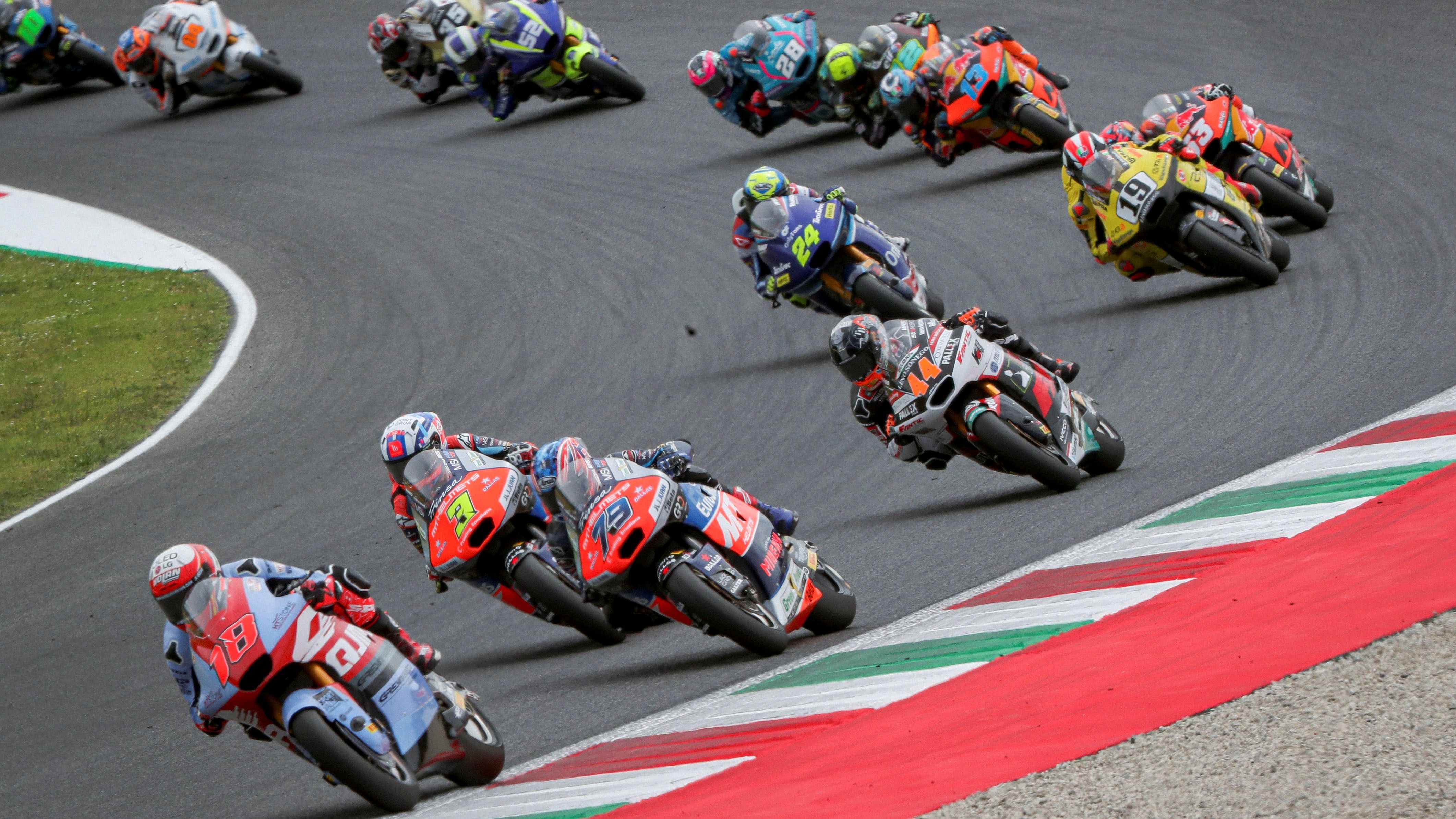 Manu González por delante de Ai Ogura y Sergio García, Moto2 Italia 2024