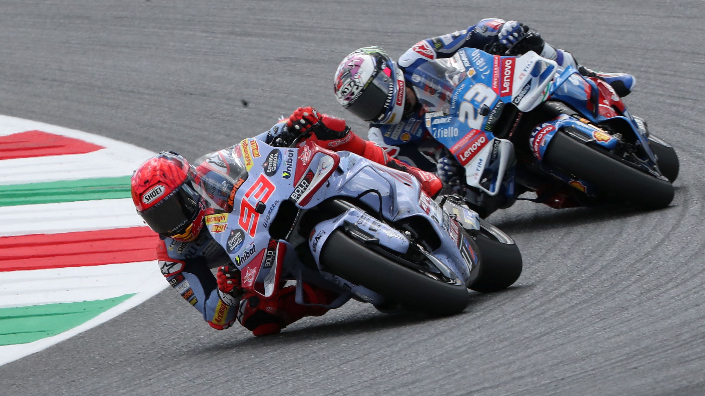 Marc Márquez con Enea Bastianini totalmente pegado, MotoGP Italia 2024
