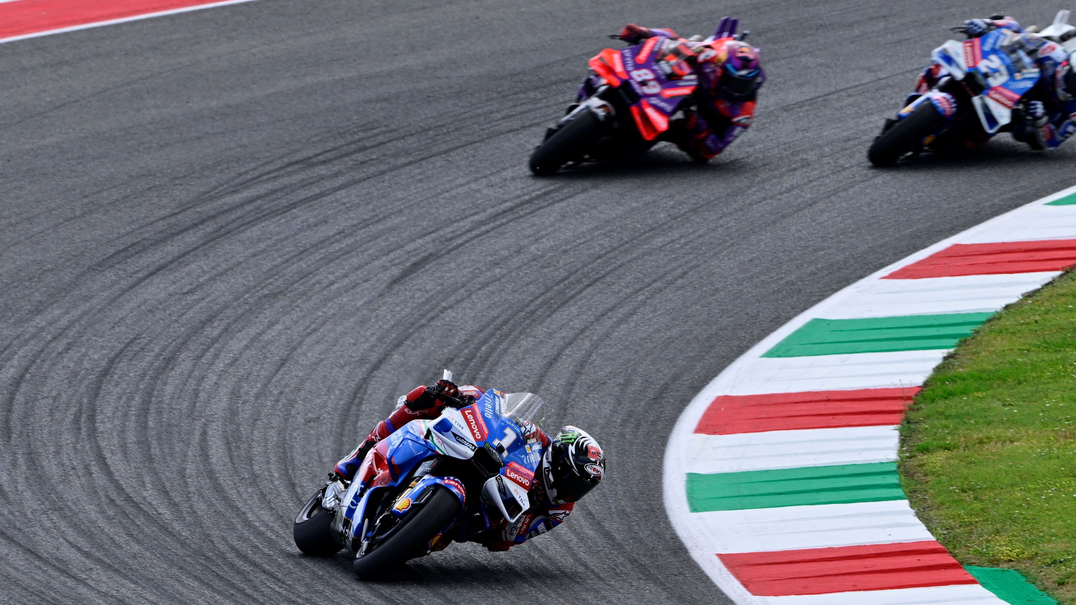 Pecco Bagnaia lidera y Enea Bastianini se lanza al interior de Jorge Martín, MotoGP Italia 2024