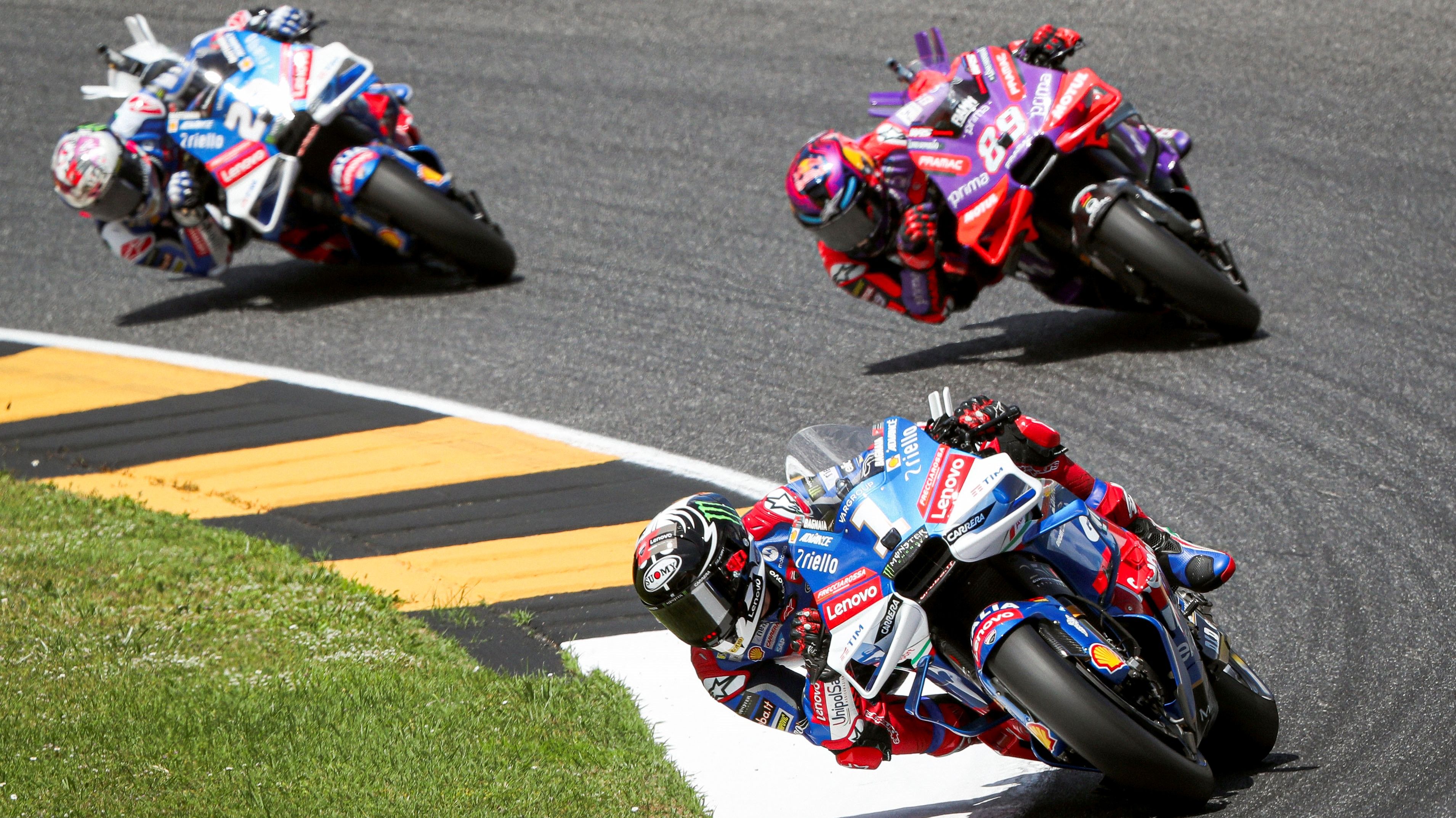 Pecco Bagnaia lidera delante de Jorge Martín y Enea Bastianini en la carrera de, MotoGP 2024 en Italia