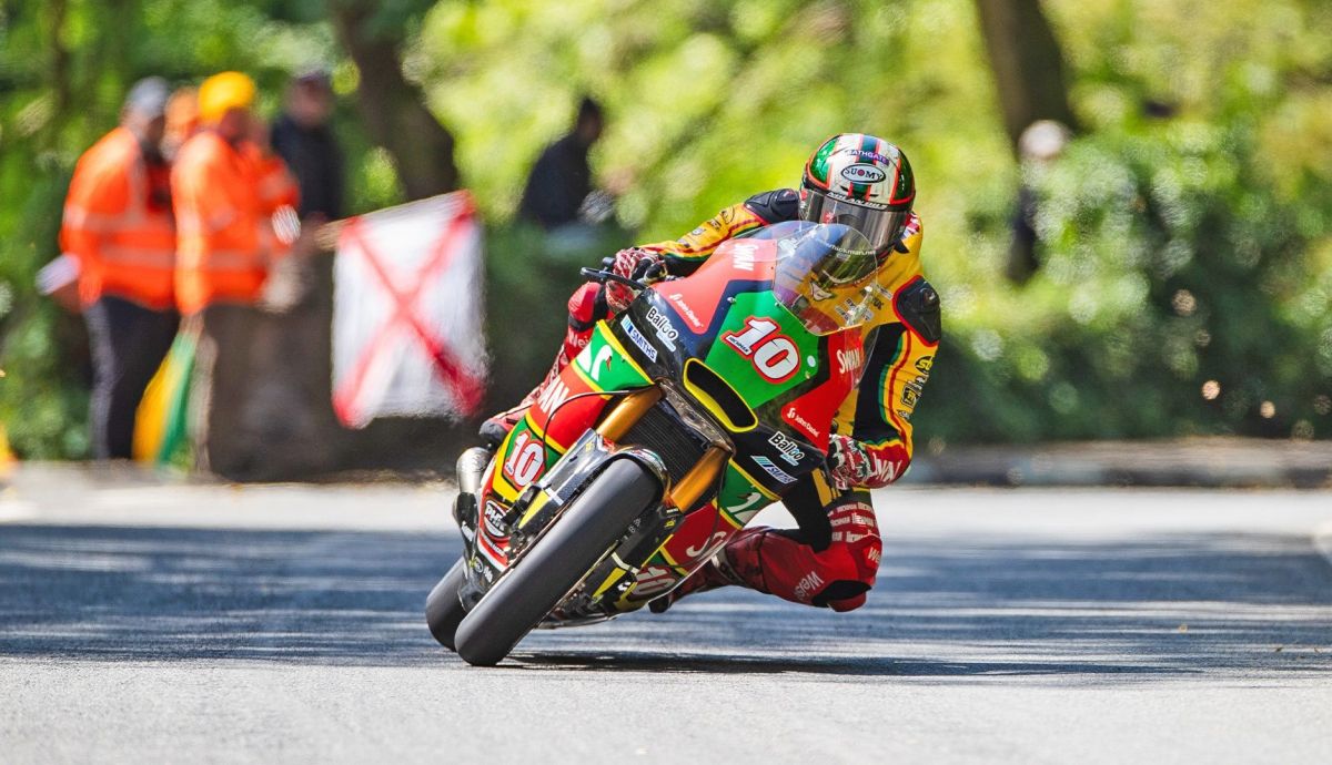 Peter Hickman suma un nuevo podio en la isla al ser segundo en Supertwin