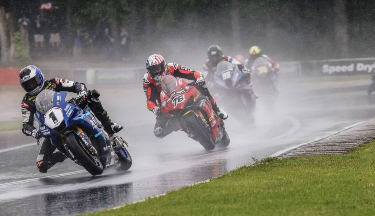 Jake Gagne seguido por Loris Baz Jake Gagne seguido por Loris Baz