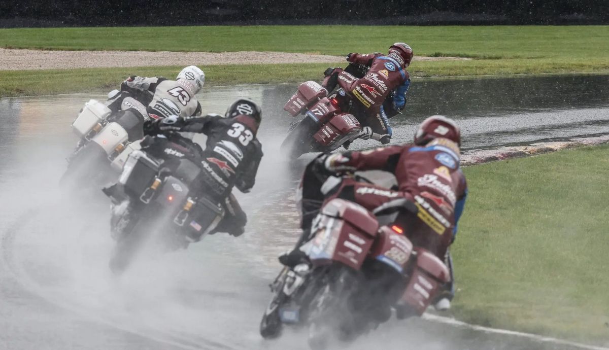 Troy Herfoss, James Rispoli, Kyle Wyman y Tyler O'Hara con las Baggers en mojado Troy Herfoss, James Rispoli, Kyle Wyman y Tyler O'Hara con las Baggers en mojado