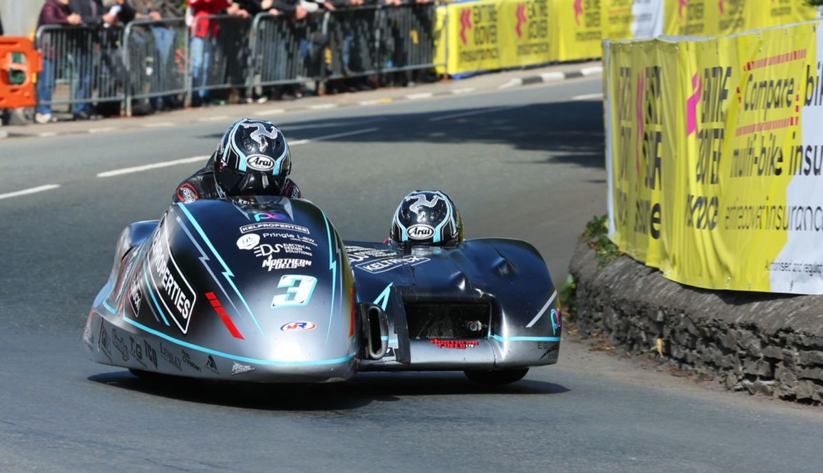 Ryan Crowe y Callum Crowe han completado el doblete de victorias en Sidecar