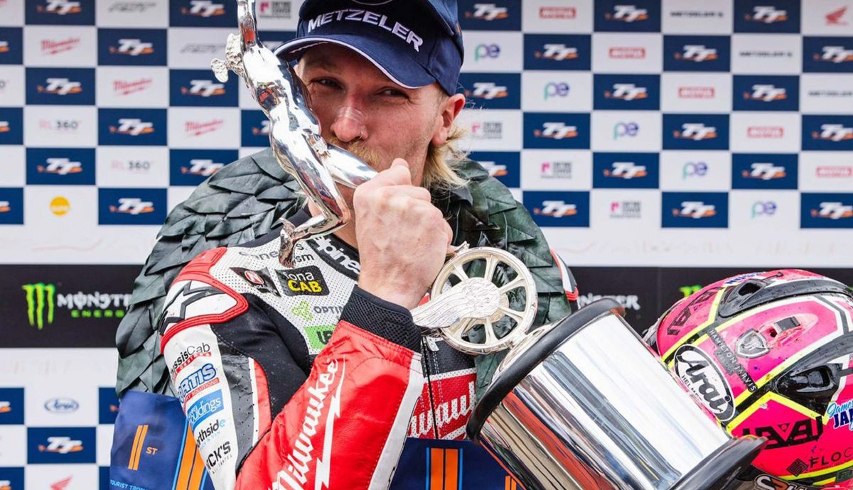 Davey Todd con su ansiado primer trofeo de ganador del TT de la Isla de Man Davey Todd con su ansiado primer trofeo de ganador del TT de la Isla de Man