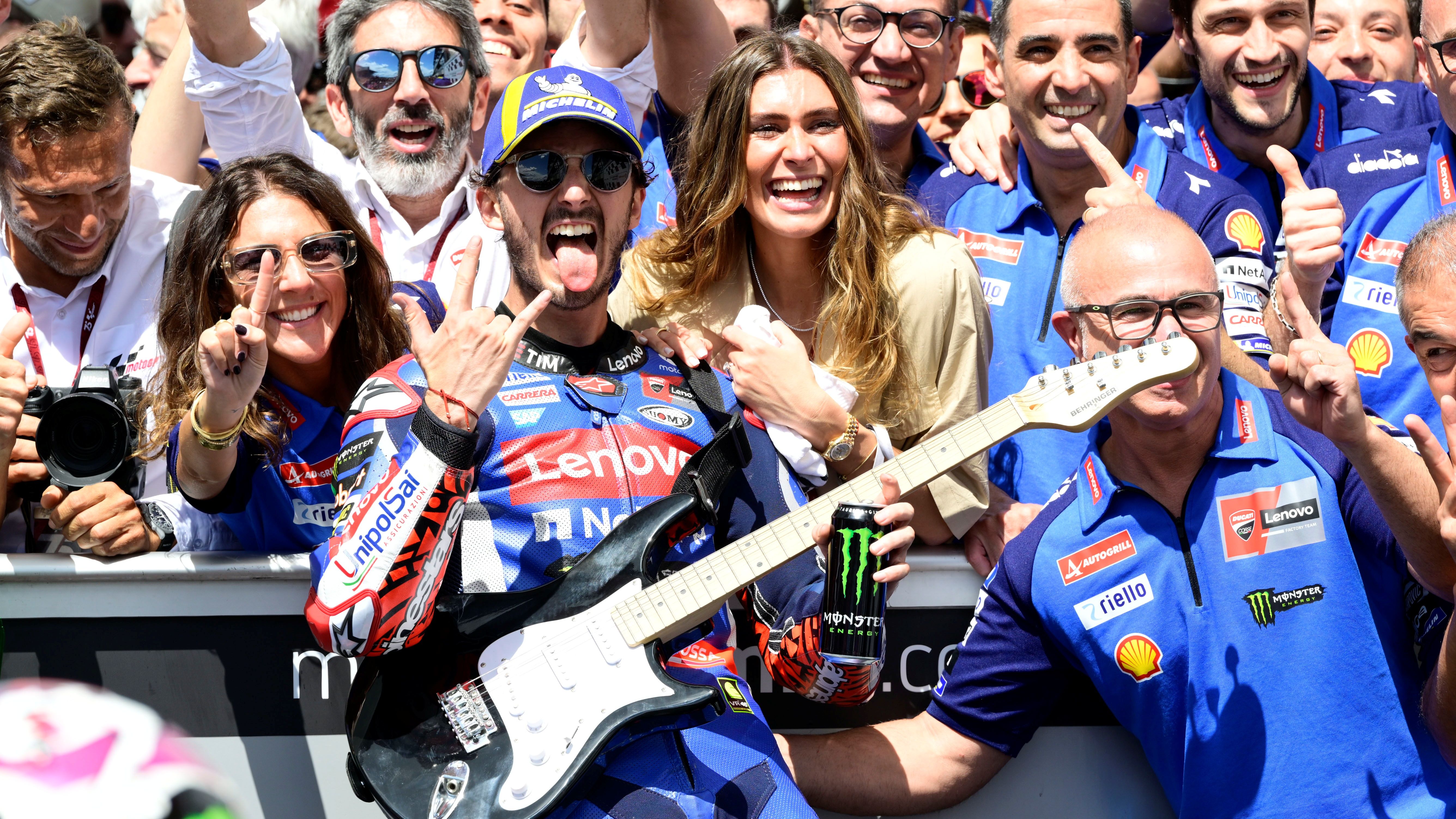 Pecco Bagnaia y su equipo celebran su victoria en la carrera de Mugello