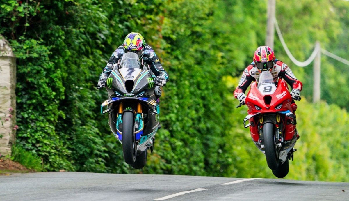Josh Brookes y Davey Todd emparejados durante el Senior TT 2024