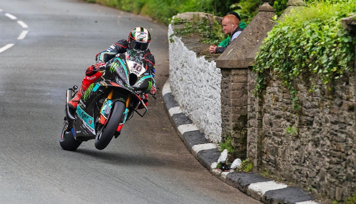 Peter Hickman lideraba el Senior TT hasta su caída
