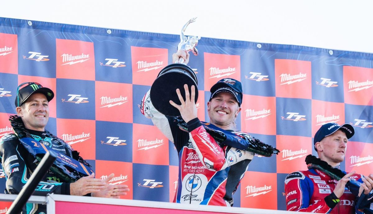 Davey Todd celebra su victoria en el Senior TT ante Josh Brookes y Dean Harrison