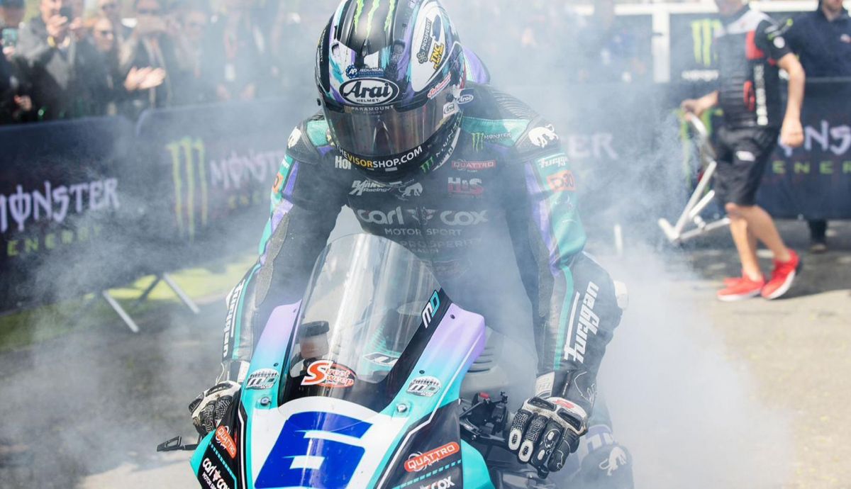 Michael Dunlop festeja su victoria en Supersport, la número 28 en el TT