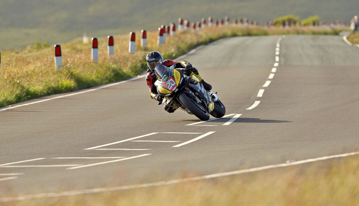 Mike Browne cerró un gran TT metiéndose en el club de las 130 mph en el Senior Mike Browne cerró un gran TT metiéndose en el club de las 130 mph en el Senior