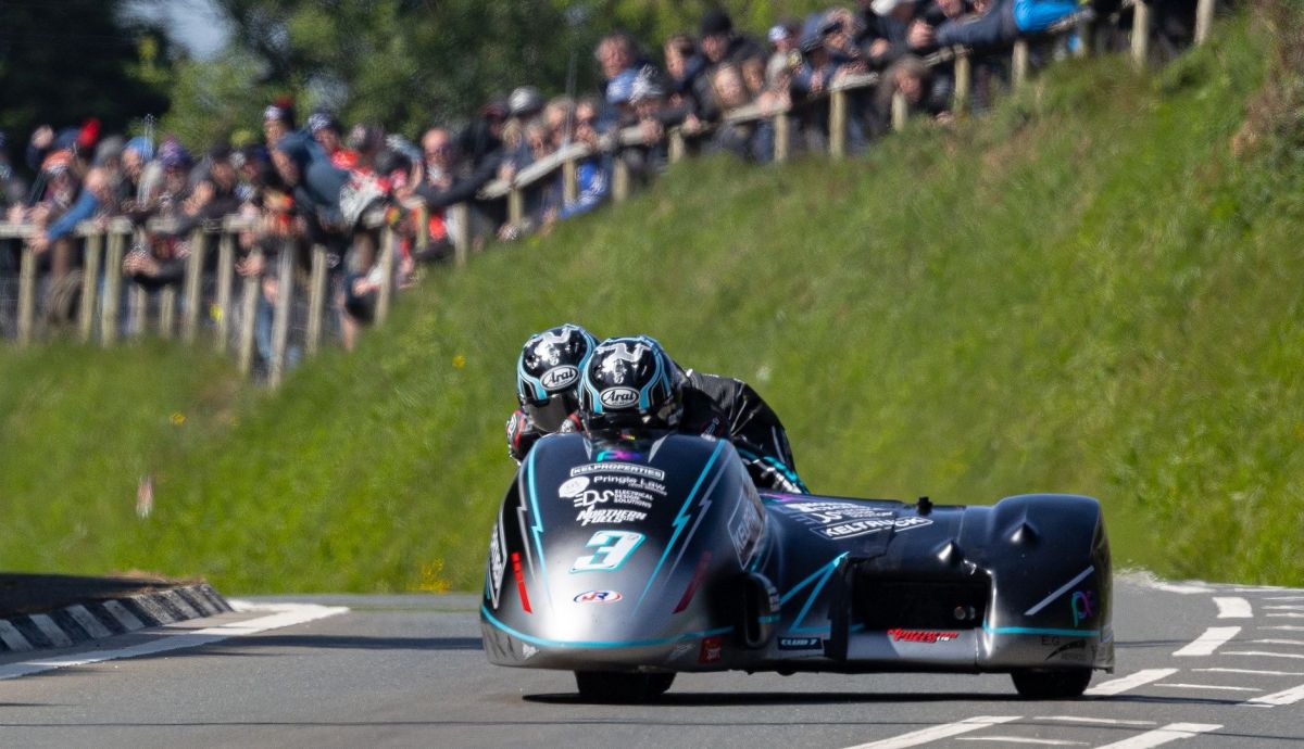 Ryan Crowe y Callum Crowe han dominado la categoría de Sidecar con dos victorias y una vuelta a 120 mph Ryan Crowe y Callum Crowe han dominado la categoría de Sidecar con dos victorias y una vuelta a 120 mph