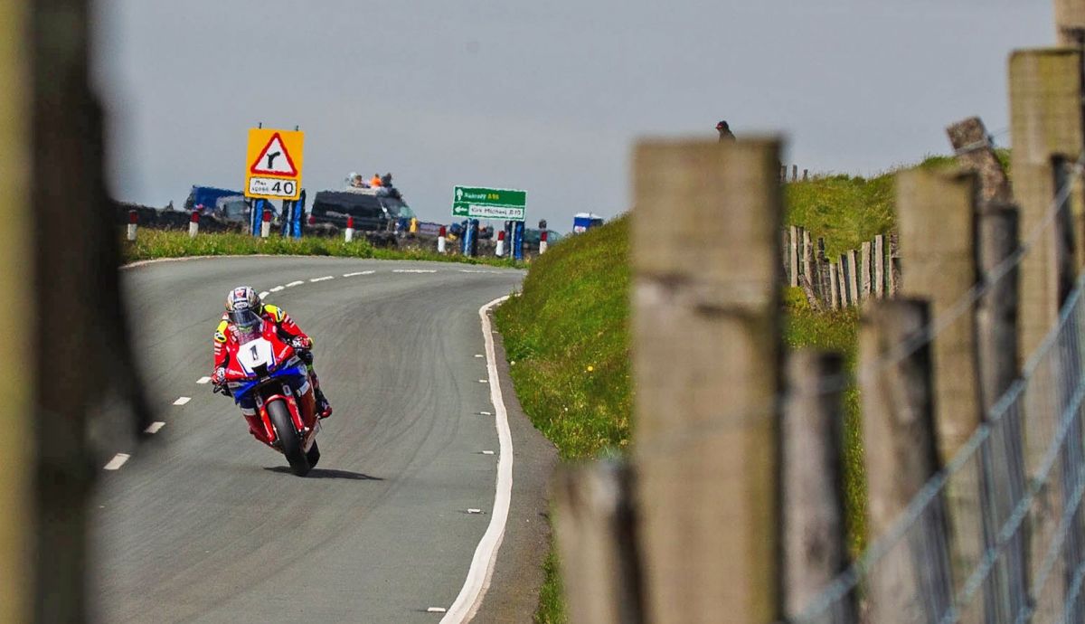 John McGuinness sigue manteniendo una velocidad increíble a sus 52 años John McGuinness sigue manteniendo una velocidad increíble a sus 52 años