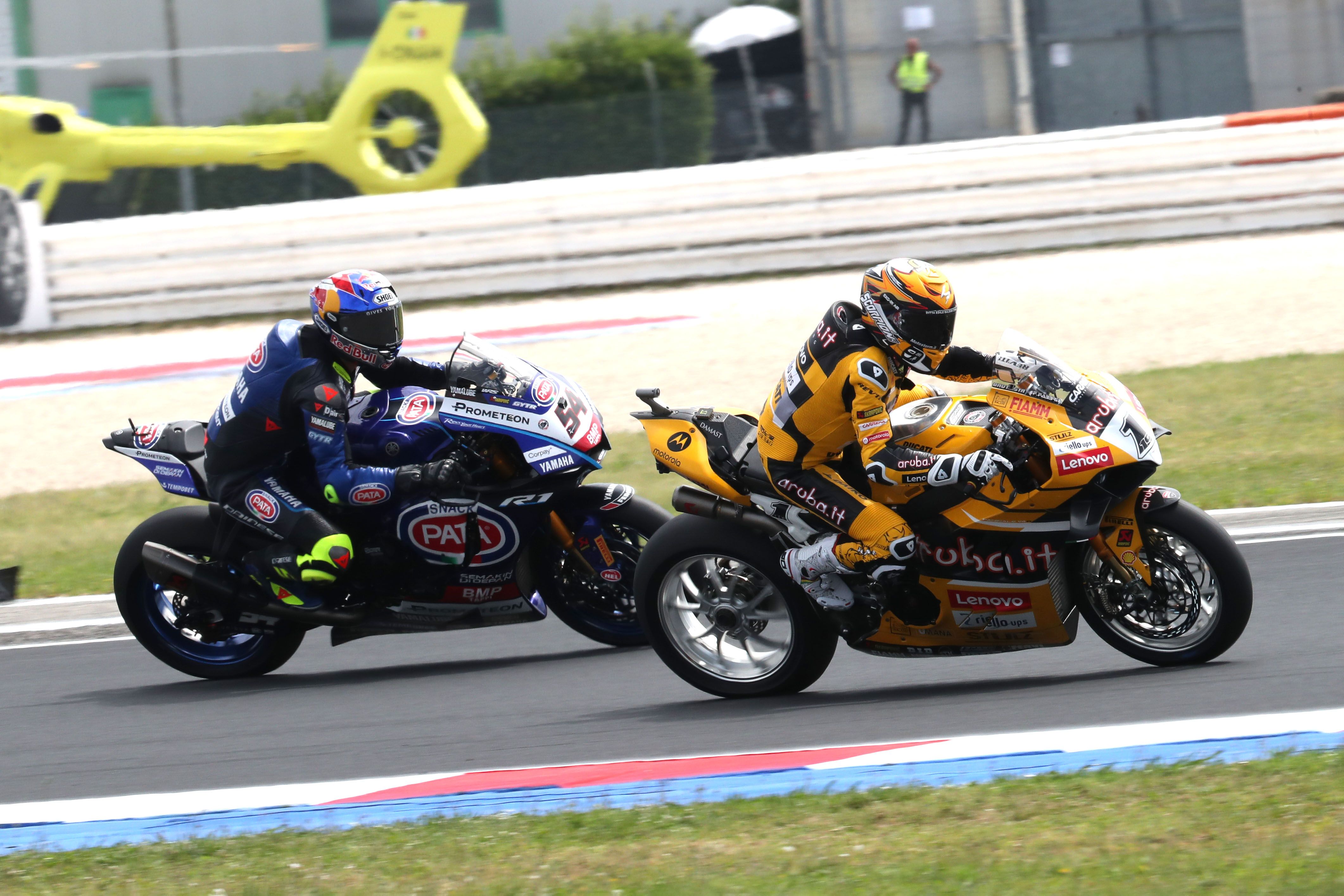 Álvaro Bautista y Toprak Razgatlioglu en la carrera de Superbike del año pasado en Misano