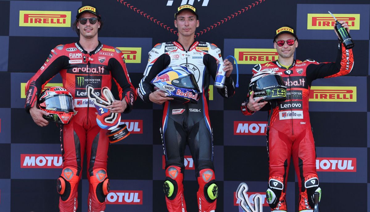 Toprak Razgatlioglu, Nicolò Bulega y Álvaro Bautista en el podio de Misano Toprak Razgatlioglu, Nicolò Bulega y Álvaro Bautista en el podio de Misano