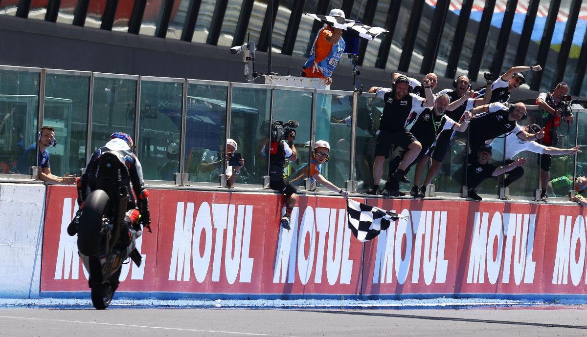 Toprak Razgatlioglu celebra el triplete en Misano entrando en meta con un stoppie Toprak Razgatlioglu celebra el triplete en Misano entrando en meta con un stoppie