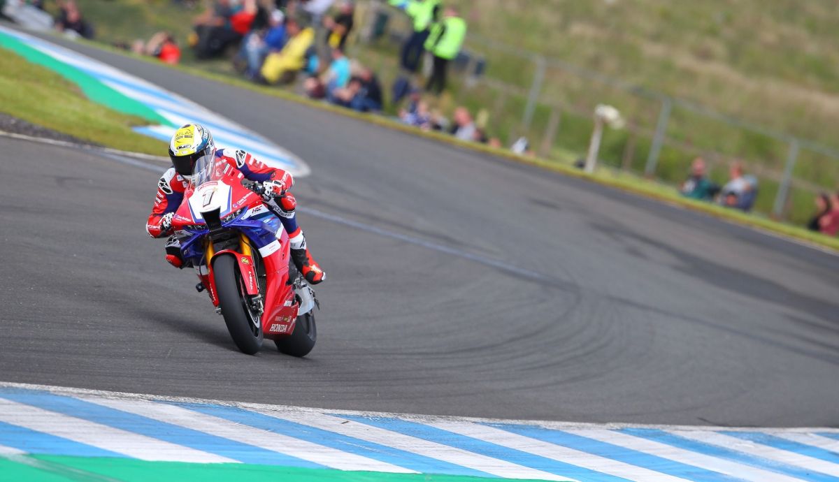 Tommy Bridewell se paseó con el asfalto secándose poco a poco