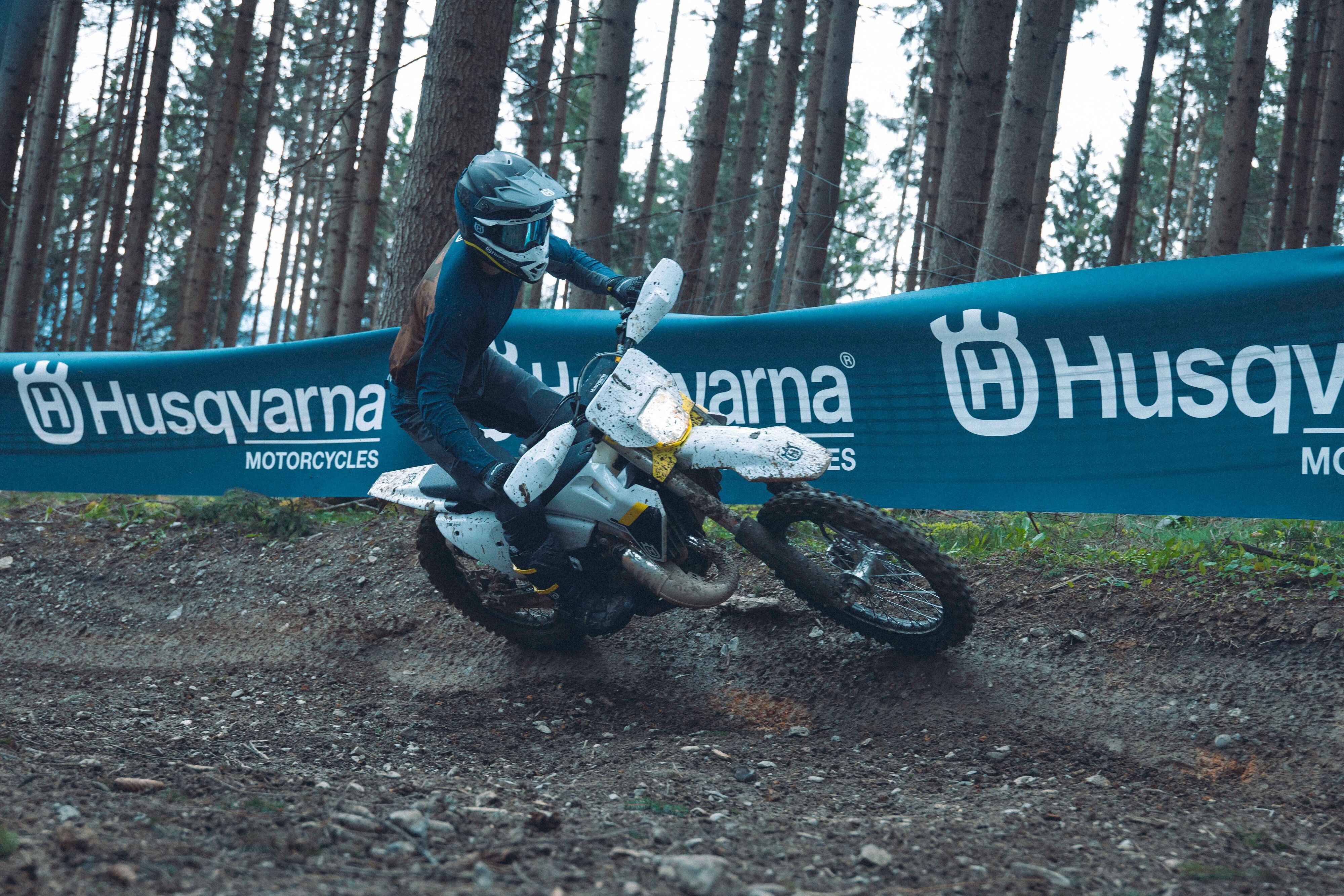 Husqvarna aumenta su gama de enduro 2025 con la TE 125. 