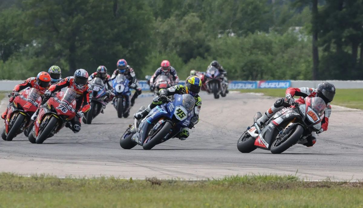 Bobby Fong comanda en la salida ante Cameron Petersen, Loris Baz y Josh Herrin