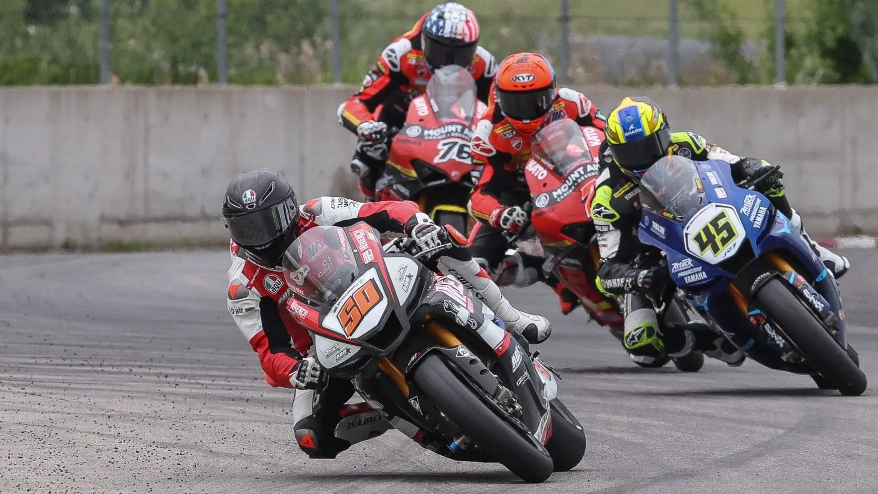 Bobby Fong seguido por Cameron Petersen, Josh Herrin y Loris Baz