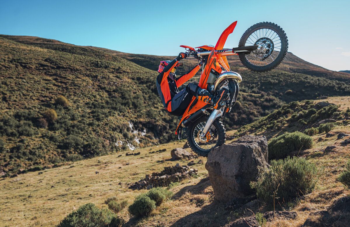 KTM EXC 2025. Las enduro naranja se actualizan con una más en la saga, la EXC125
