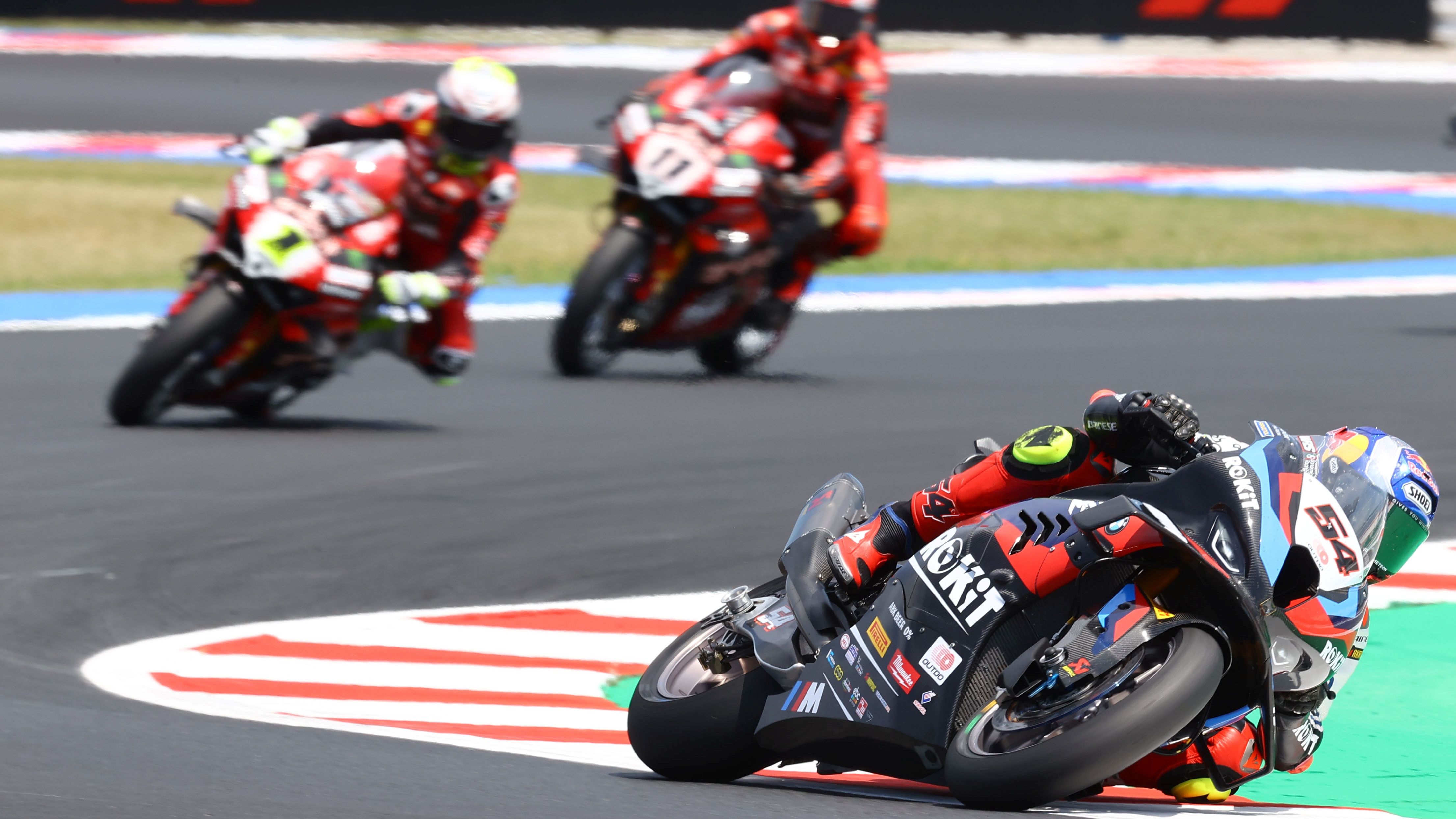 Toprak Razgatlioglu soltando a las Ducati