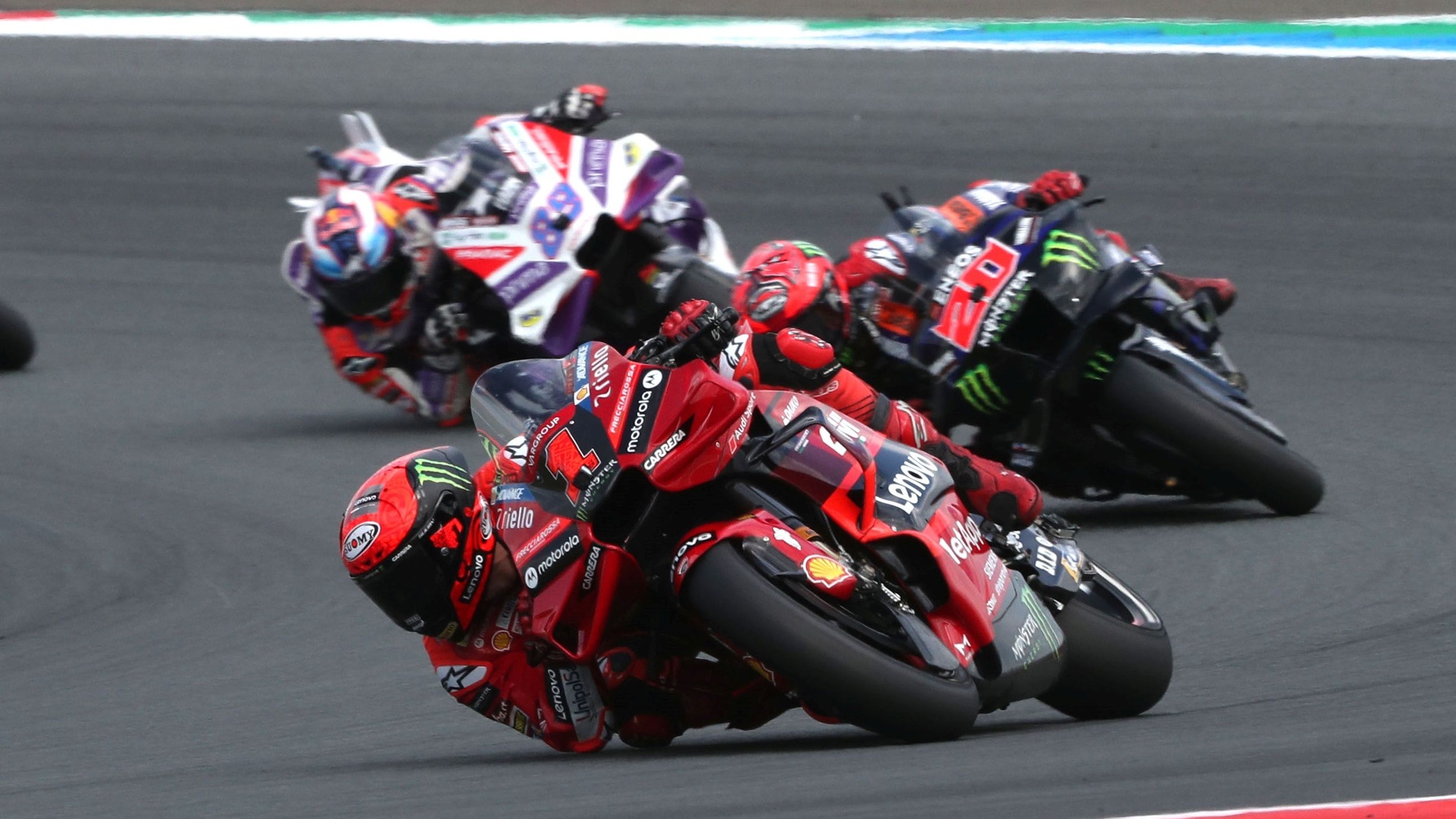 Pecco Bagnaia, Fabio Quartararo y Jorge Martín en la anterior carrera de MotoGP en Assen