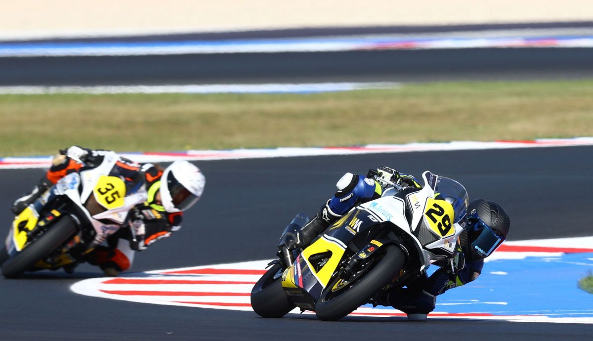 Mia Rusthen seguida por Lena Kemmer en Misano
