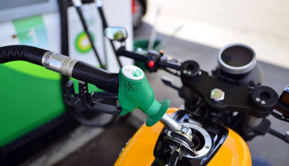 Qué pasa si entra agua en el tanque de gasolina de la moto