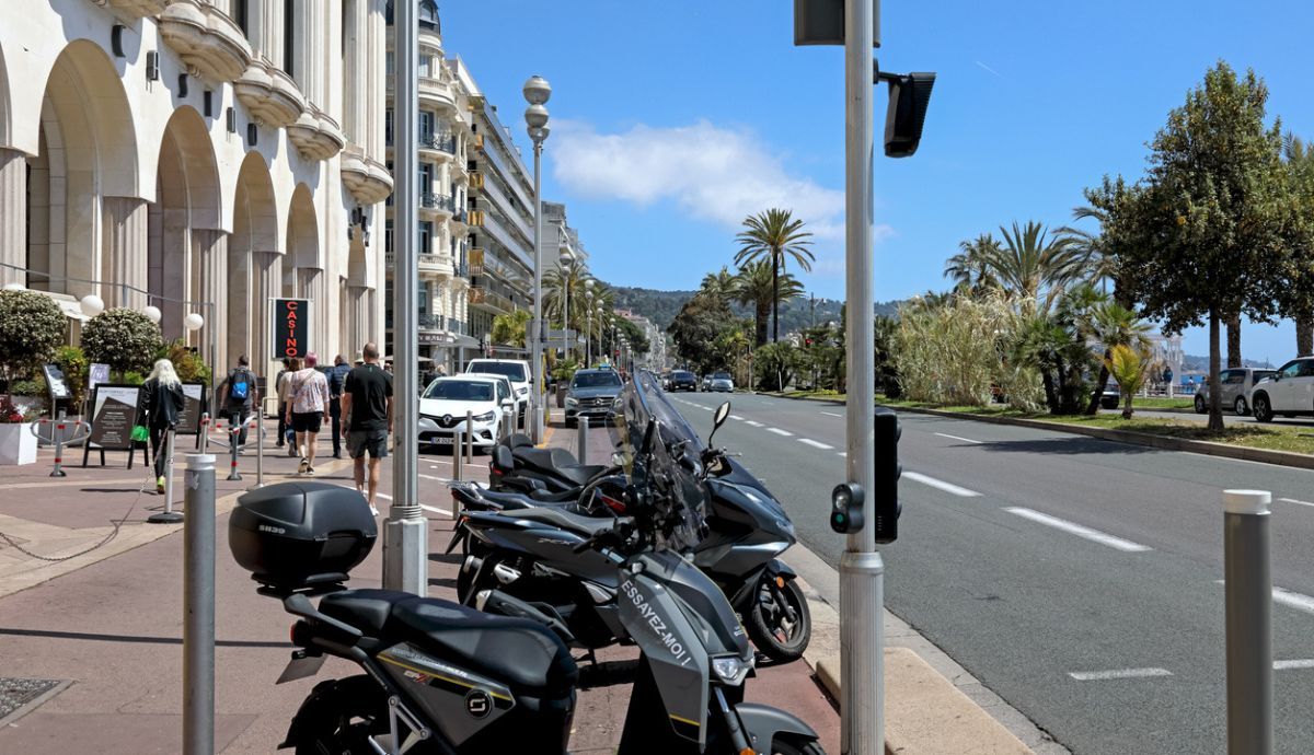 Te pueden multar por atar la moto a una farola