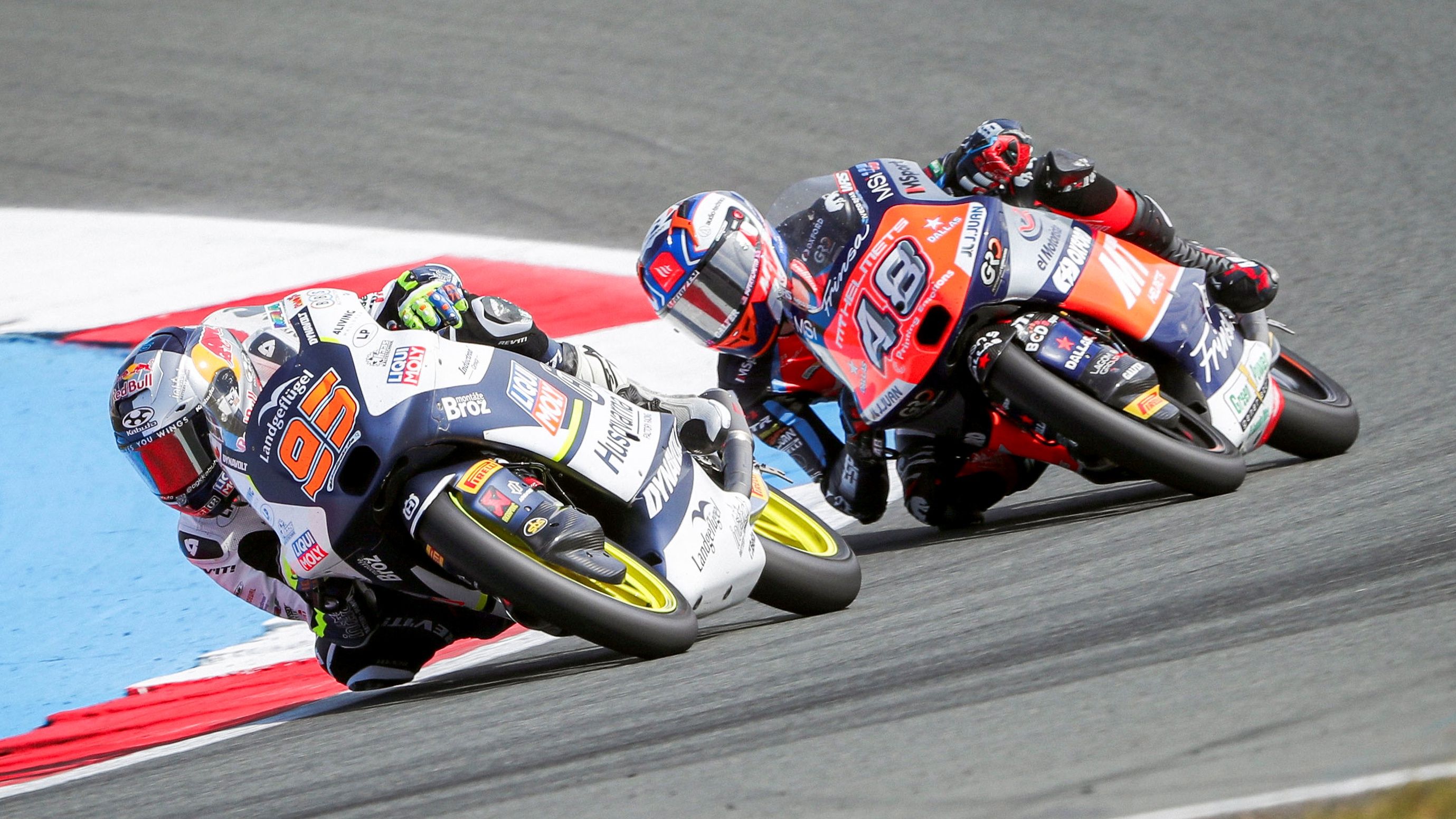 Iván Ortolá pegado a Collin Veijer antes de superarle para imponerse en Assen