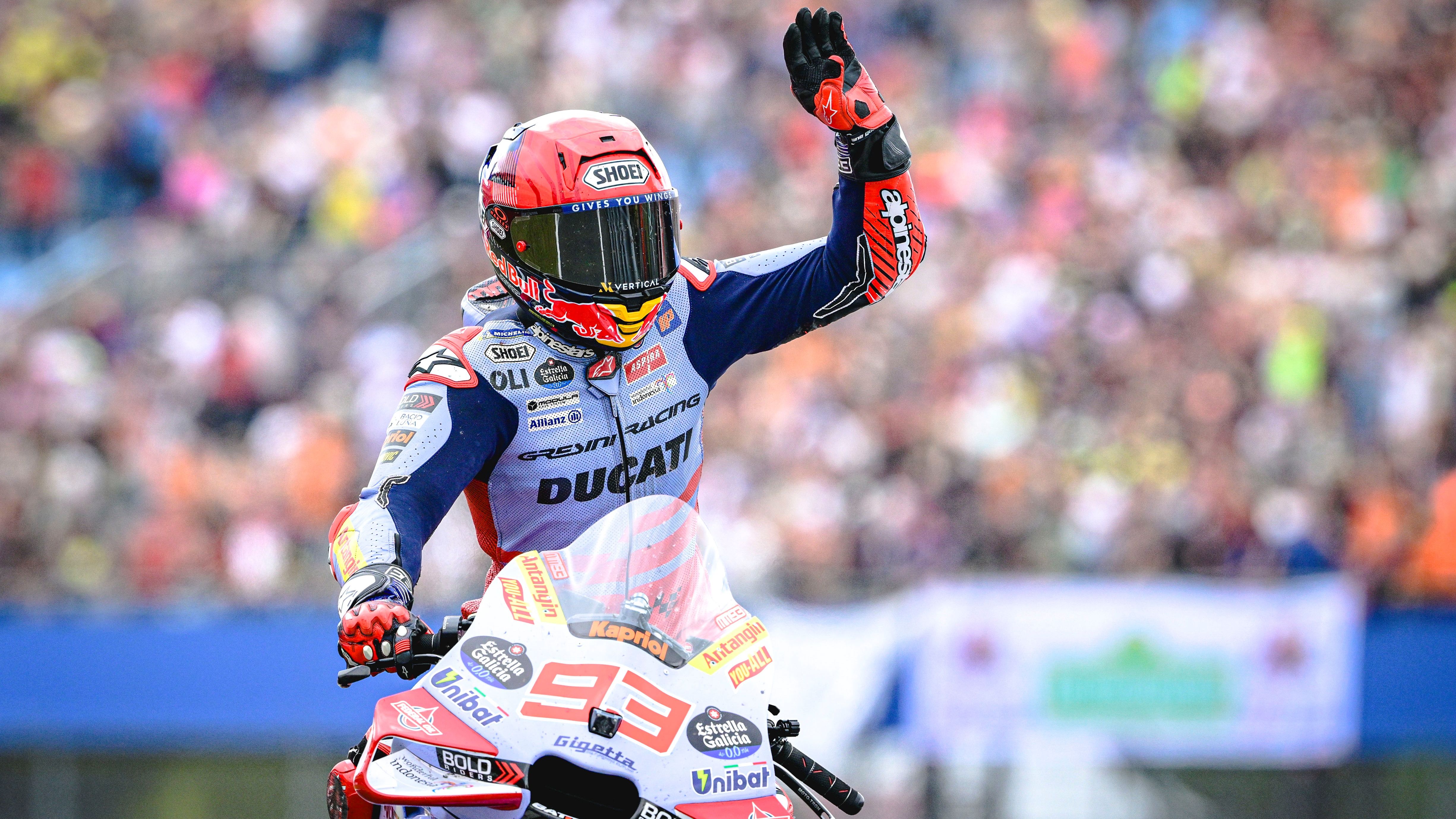 Marc Márquez saluda tras acabar cuarto en la carrera de Assen, aunque luego sería relegado a la décima posición