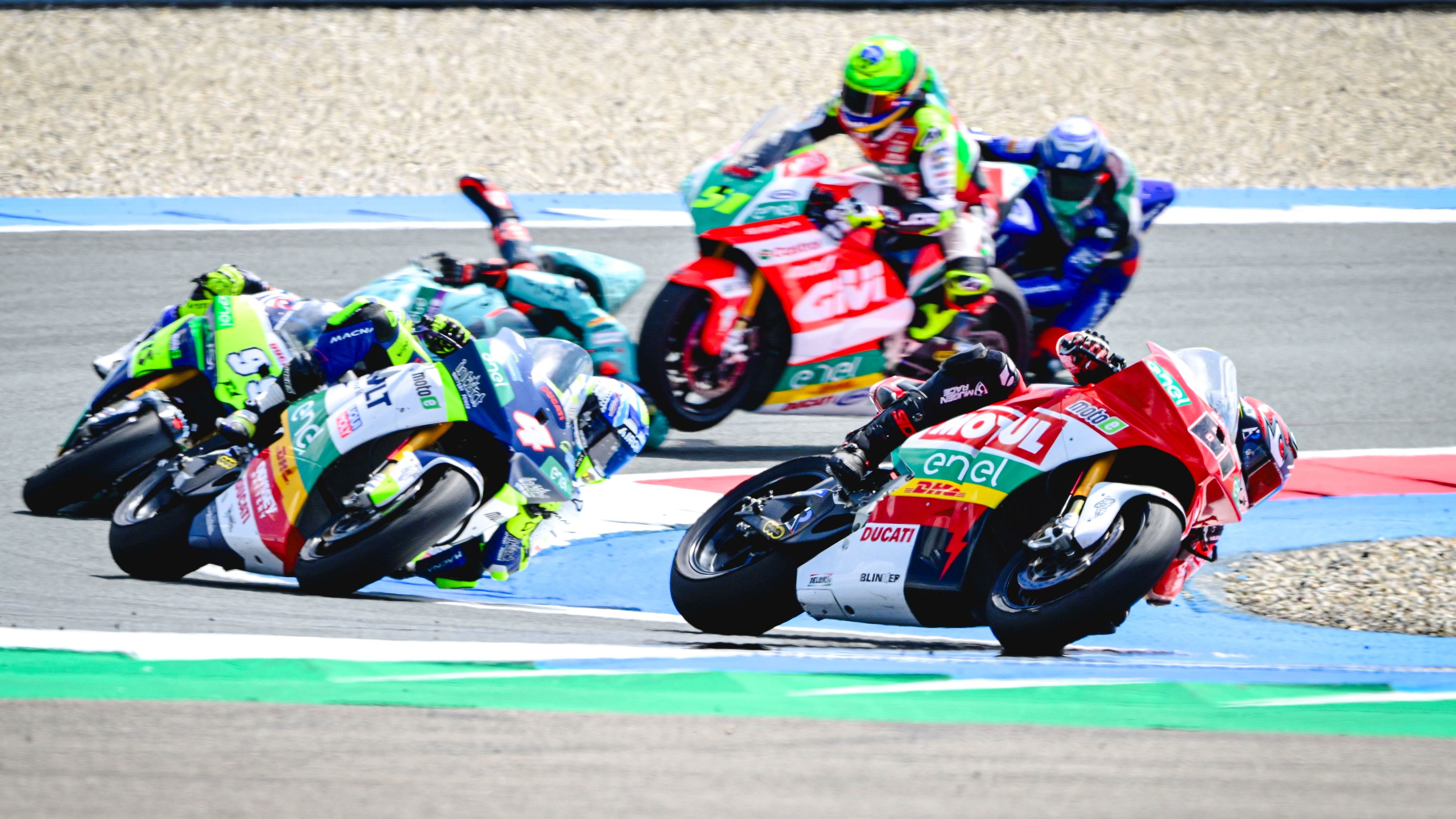Alessandro Zaccone delante de Héctor Garzó y Óscar Gutiérrez mientras caen Eric Granado y Kevin Zannoni, MotoE Assen 2024
