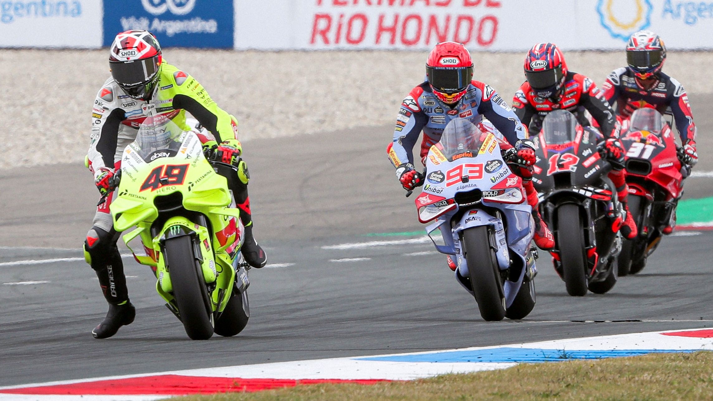 Fabio Di Giannantonio delante de Marc Márquez, Maverick Viñales y Pedro Acosta, MotoGP Assen 2024